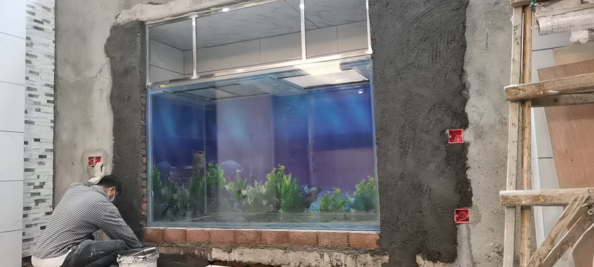 缸体嵌进墙体预留开口,两侧毛坯墙正在做包边基层