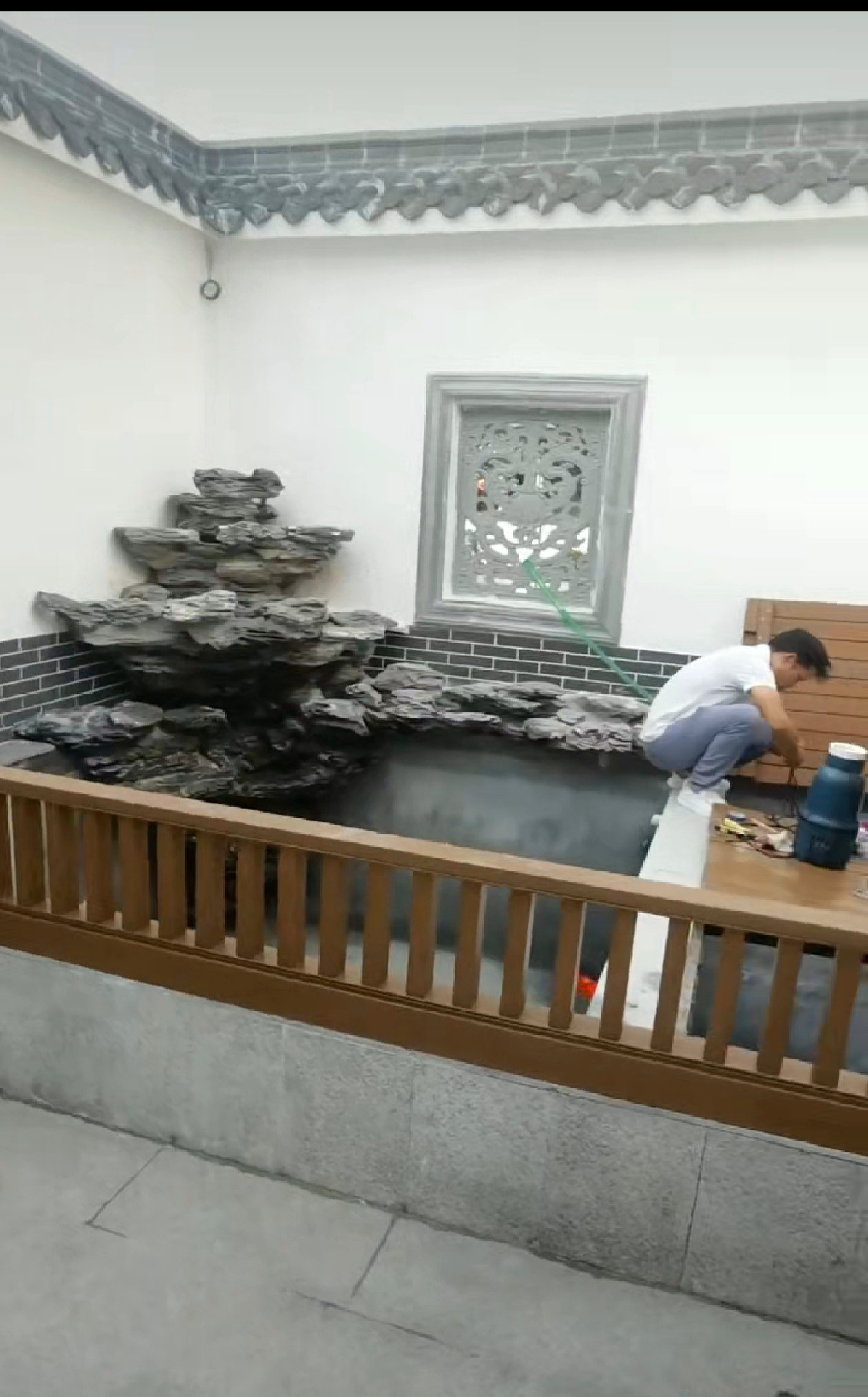 水泵和滤材进场安装，仓里的水流路径已经排好——四合院项目