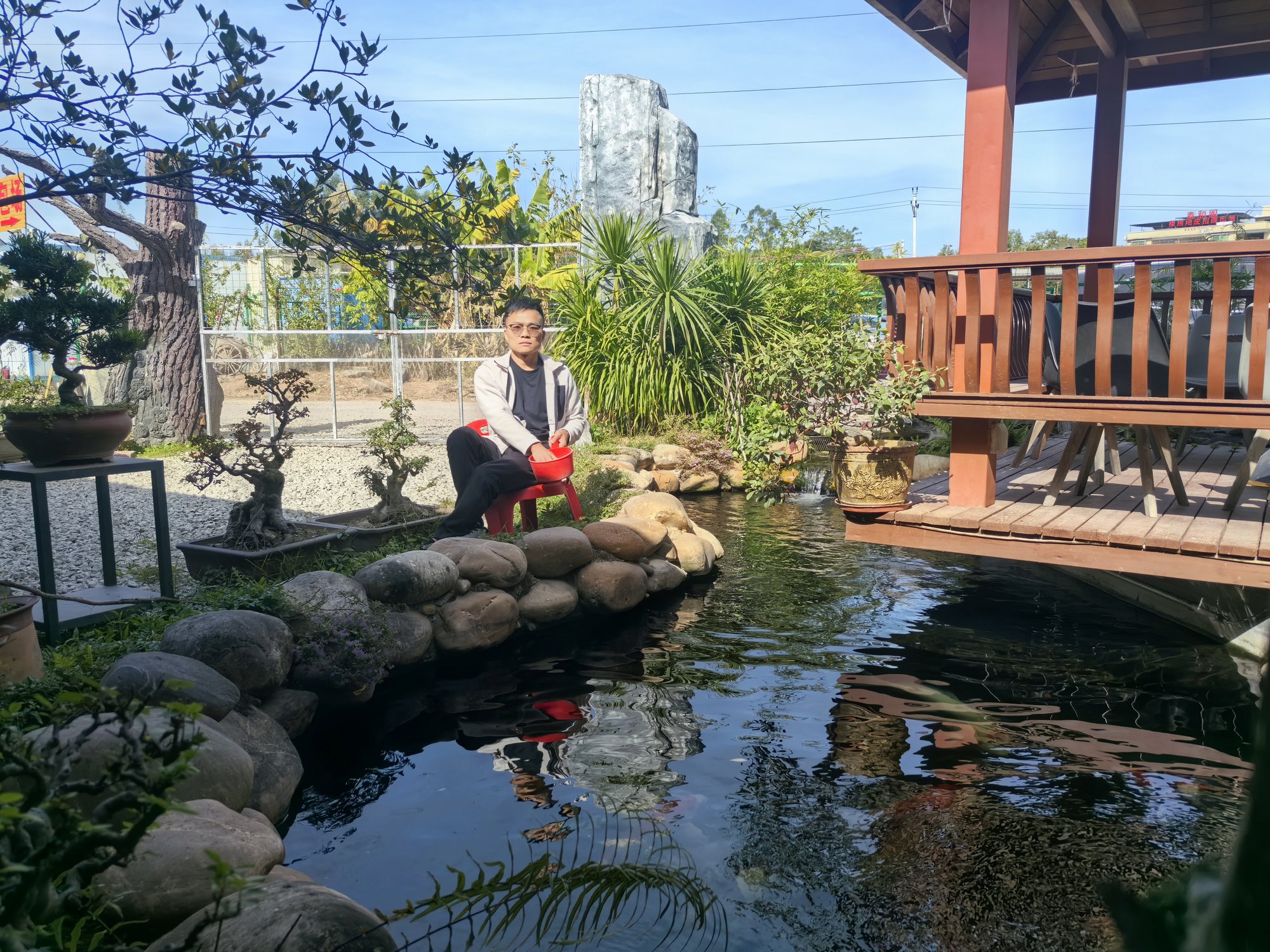 夏天池边有遮有绿，水温稳得住，鱼就少出事